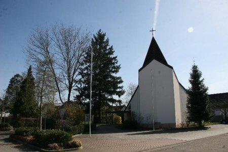 Quelle: https://www.iffezheim.de/site/Iffezheim-2019/data/2547910/resize/ev-Kirche.jPG?f=%2Fsite%2FIffezheim-2019%2Fget%2Fparams_E-844995478%2F2593344%2Fev-Kirche.jPG&w=750&h=460