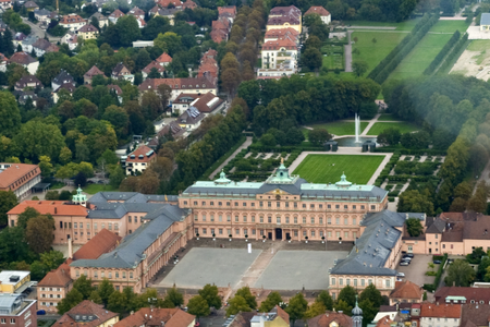 Quelle: https://upload.wikimedia.org/wikipedia/commons/d/d7/Schloss-Rastatt-Luftaufnahme-Detail.jpg